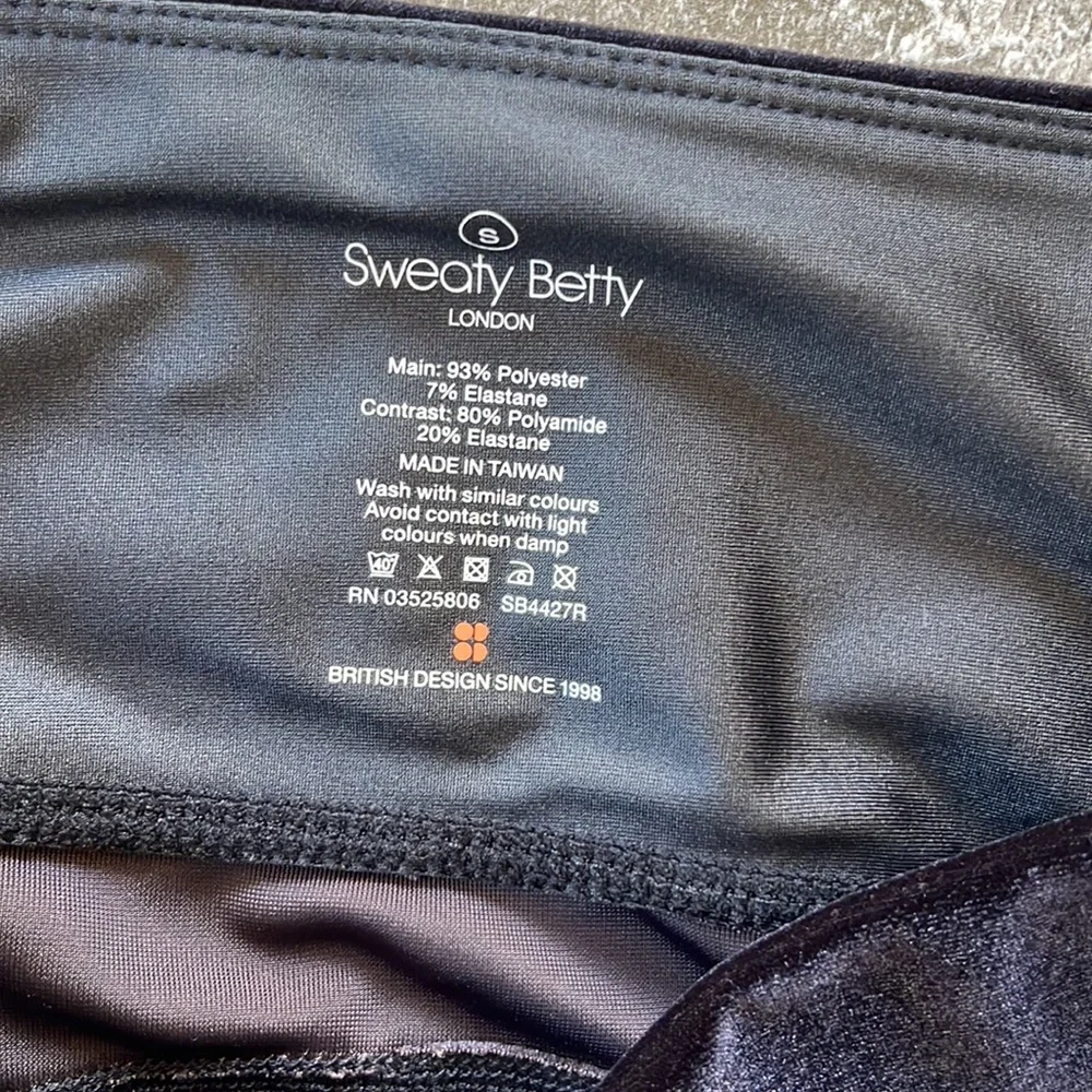 🖤 Sweaty Betty London Opulence velvet side strip faux leather black size small - Picture 8 of 10